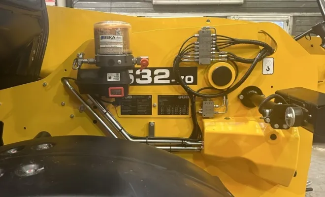 Montage d'un système beka ep-1 chez JCB à Sarcelles , Île-de-France, GT-LUB